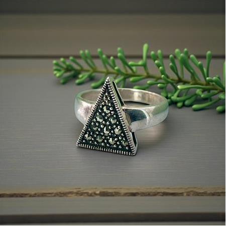 Üçgen Model Markazit Taşlı Gümüş Yüzük